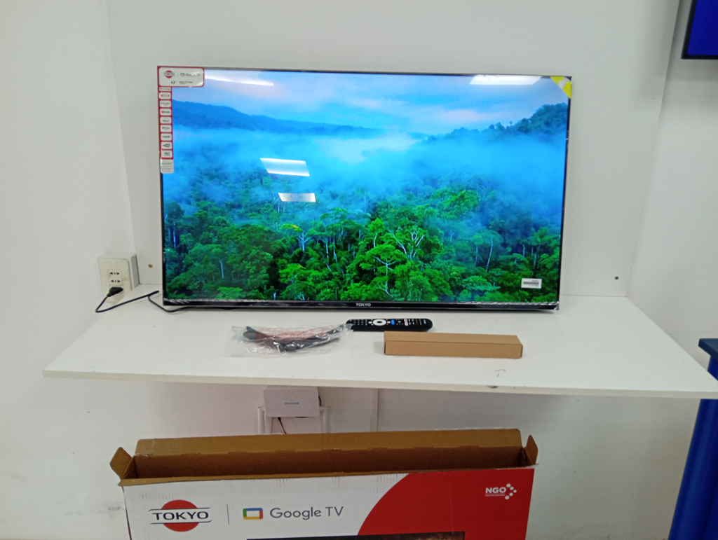 Televisor Led Smart De 43 '' Marca Tokyo Modelo Tvtokff43g5 Con Control Usado En Buen Estado Acc Ent. Usb HdmiPar De Patitas De Pedestal Soporte P/ Pared